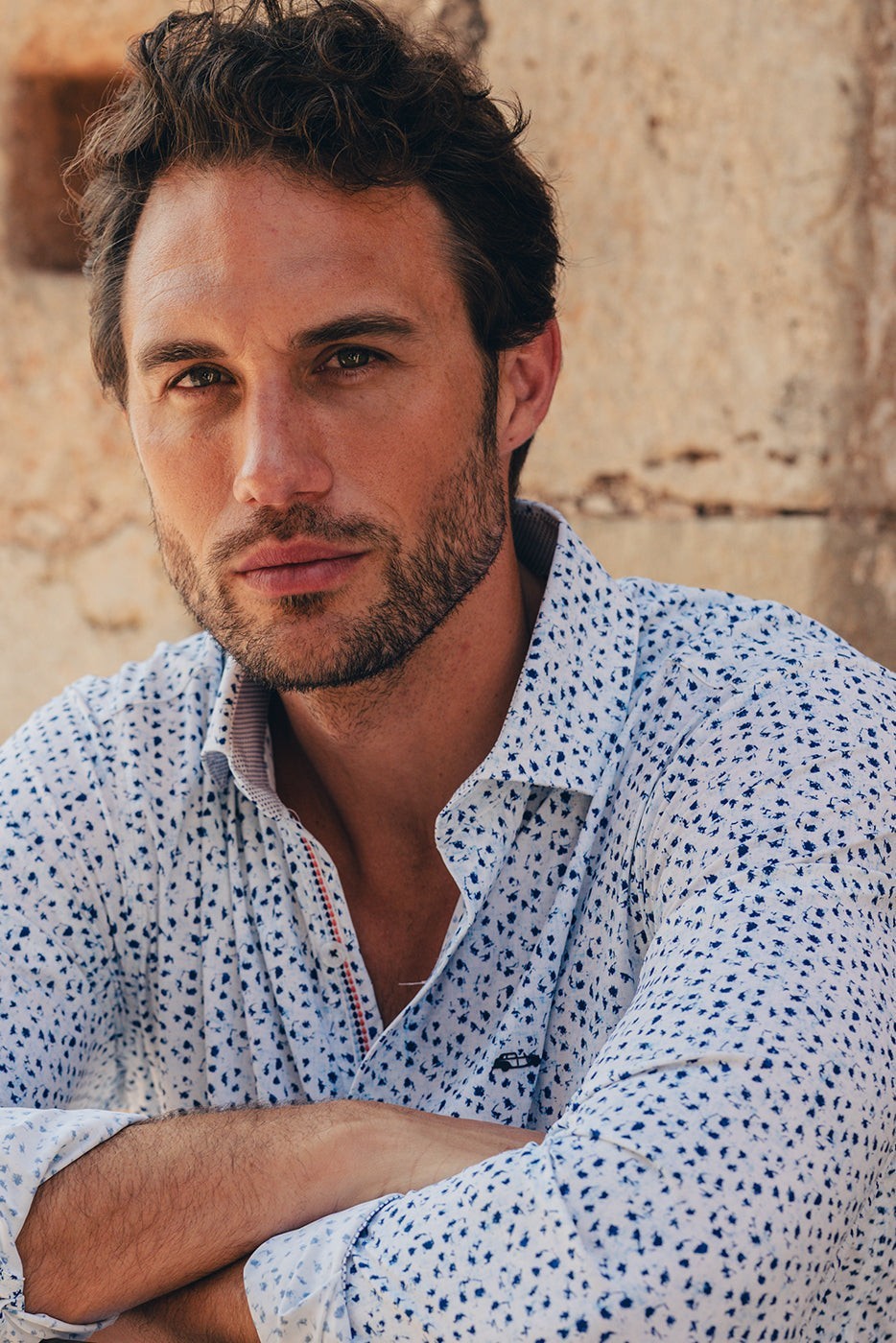 Camisa hombre regular fit estampado azul 2