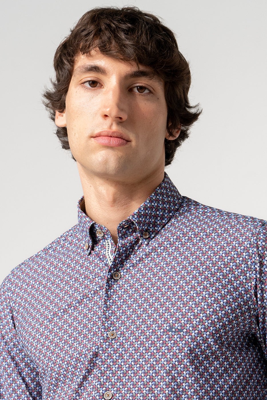 Camisa regular fit estampado de comas colores 2