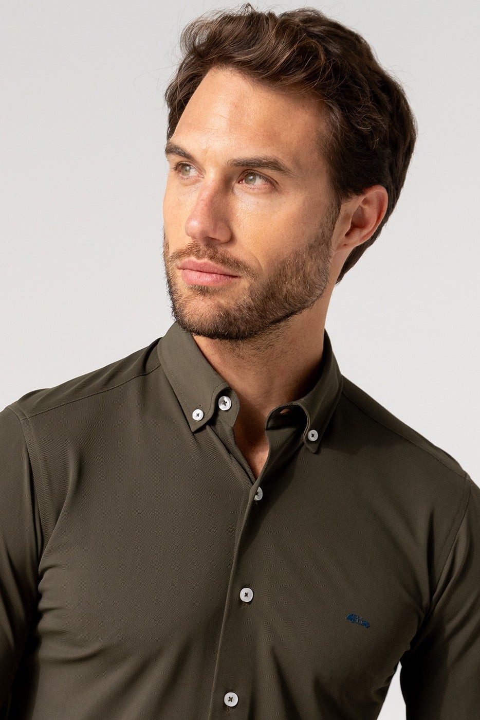 Camisa bielástica regular fit falso liso caqui 2