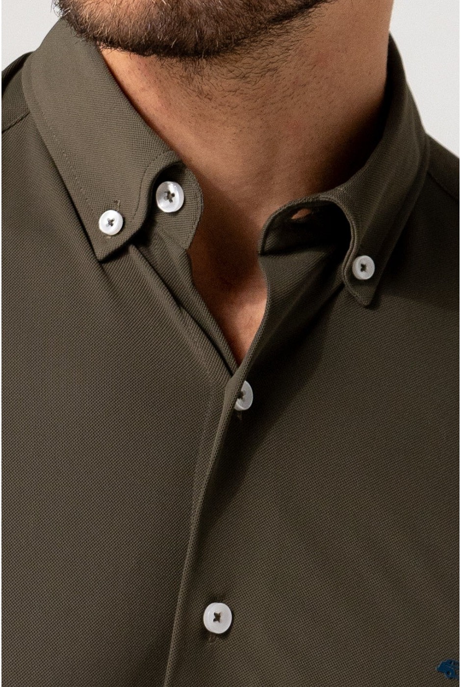 Camisa regular fit falso liso caqui no plancha bielástica| mister dandy
