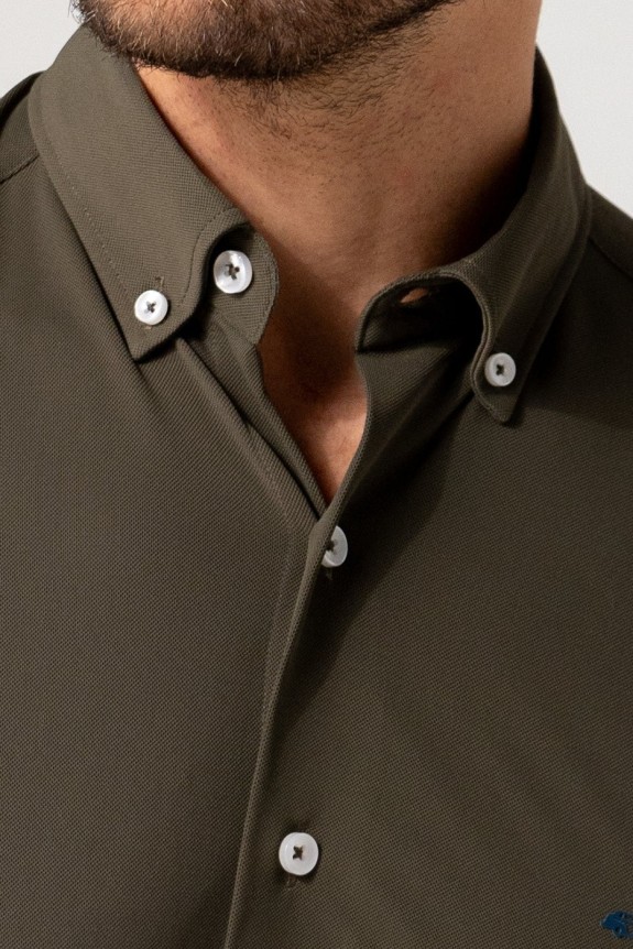 Camisa regular fit falso liso caqui no plancha bielástica| mister dandy